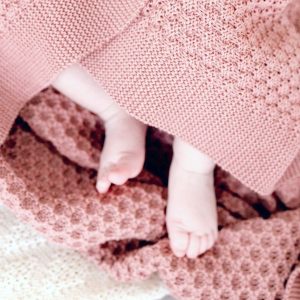 Couverture bébé en laine mérinos bio (maille nid d’abeille) – vieux rose Disana