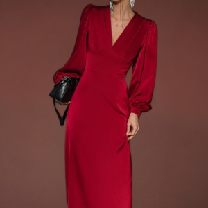 Robe hiver rouge satiné, coupe ajustée, longueur midi, manches longues, encolure en V