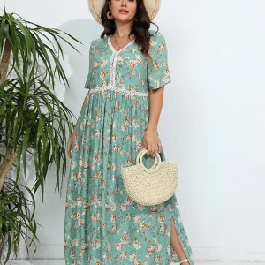 Robe fleurie verte grande taille avec manches courtes : Aurora