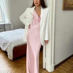 Robe longue satin rose poudré avec décolleté drapé : Karla