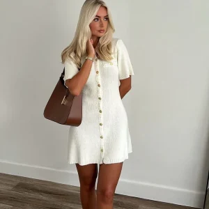 Robe courte blanche élégante coupe ajustée avec boutons et style tendance