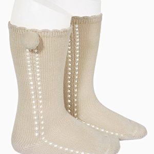 Chaussettes hautes bébé ajourées à pompon – Beige