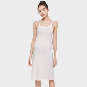 Fond de robe blanc mi-long en tissu léger et extensible avec bretelles réglables