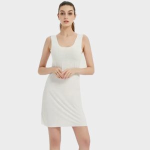 Fond de robe blanche courte : neutre, douce et extensible pour l&rsquo;été et au-delà