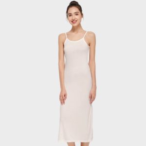 Fond de robe longue blanc minimaliste avec bretelles fines et tissu léger