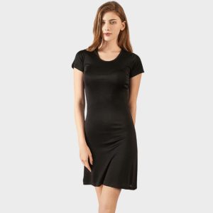 Fond de robe noir manche courte en tissu doux et extensible