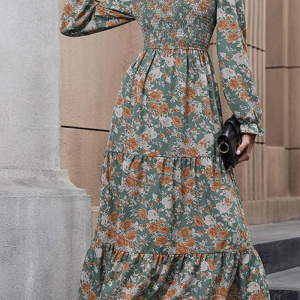 Robe bohème automne hiver : longue, manches longues, motif floral, taille smockée, col en V