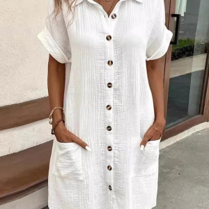 Robe chemise blanche à manches courtes avec col classique et poches