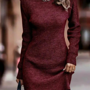 Robe courte bordeaux hiver ajustée manches longues texturées sophistiquée