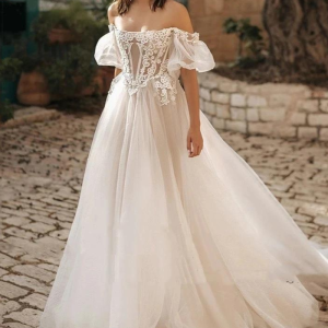 Robe de mariée trapèze dentelle avec manches bouffantes, bustier structuré et style moderne pour mariage en plein air