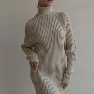 Robe d&rsquo;hiver en tricot col roulé beige au-dessus du genou