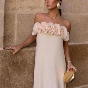 Robe droite cérémonie fleurie sans bretelles pour mariage couleur crème avec ornements floraux