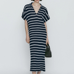 Robe droite col V rayée avec manches courtes et longueur midi