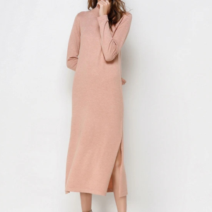Robe en laine hiver : robe beige rosé à manches longues avec ouverture latérale, coupe longue jusqu&rsquo;aux chevilles