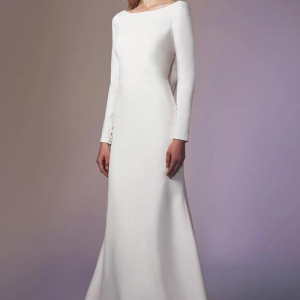 Robe invitée mariage hiver : manches longues, coupe élancée en tissu épais pour une allure sophistiquée