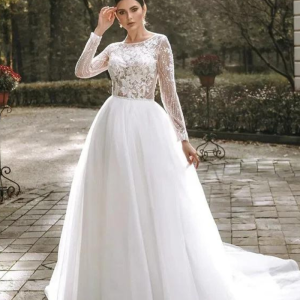 Robe mariage fleurie hiver avec manches longues et dentelle, jupe ample et coupe ajustée