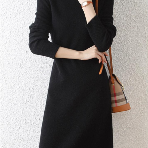 Robe noire hiver col roulé mi-mollet en laine manches longues