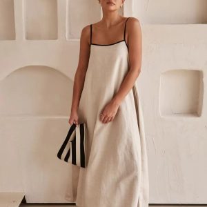 Robe trapèze minimaliste : coupe fluide avec fines bretelles et couleur neutre