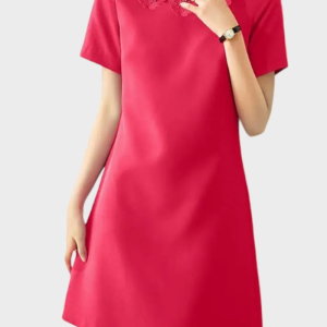 Robe trapèze rose à fleurs avec col floral et manches courtes pour look casual chic